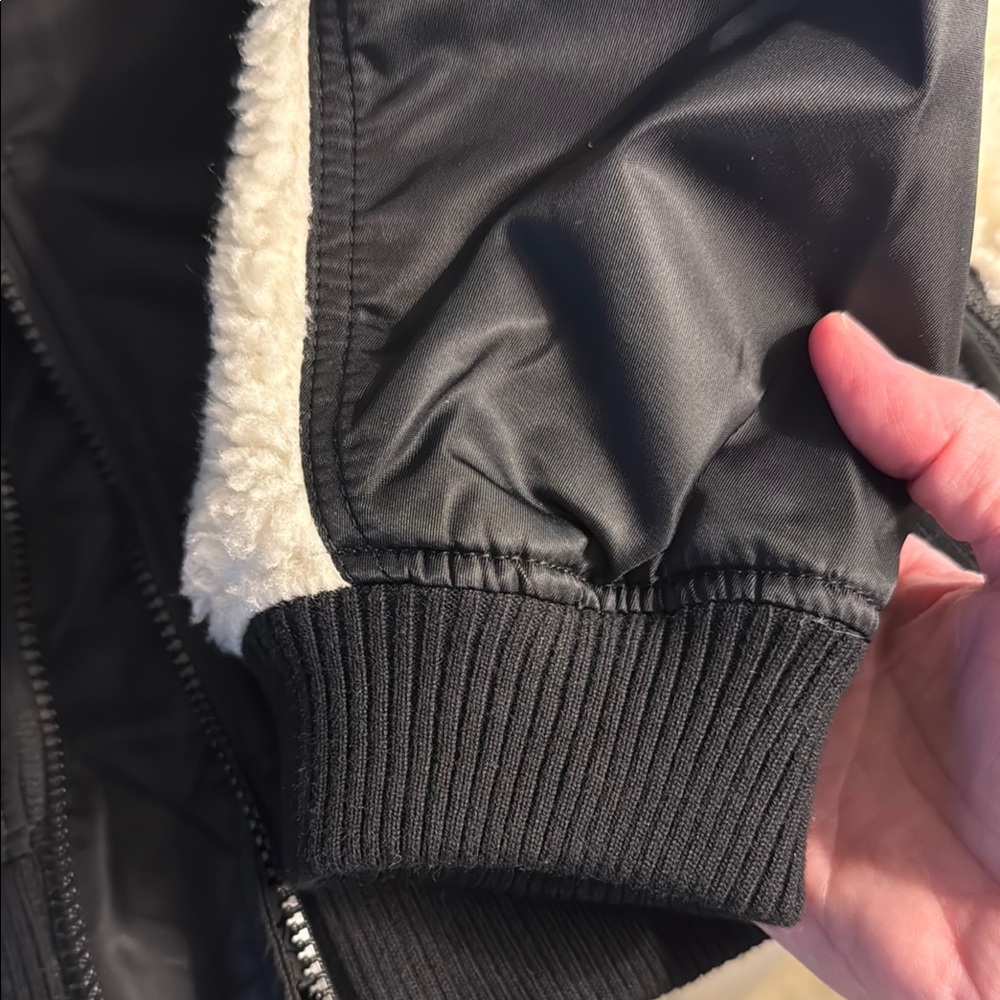 ♥️CAbi Charisma Bomber Jacket♥️ - Picture 8 of 10